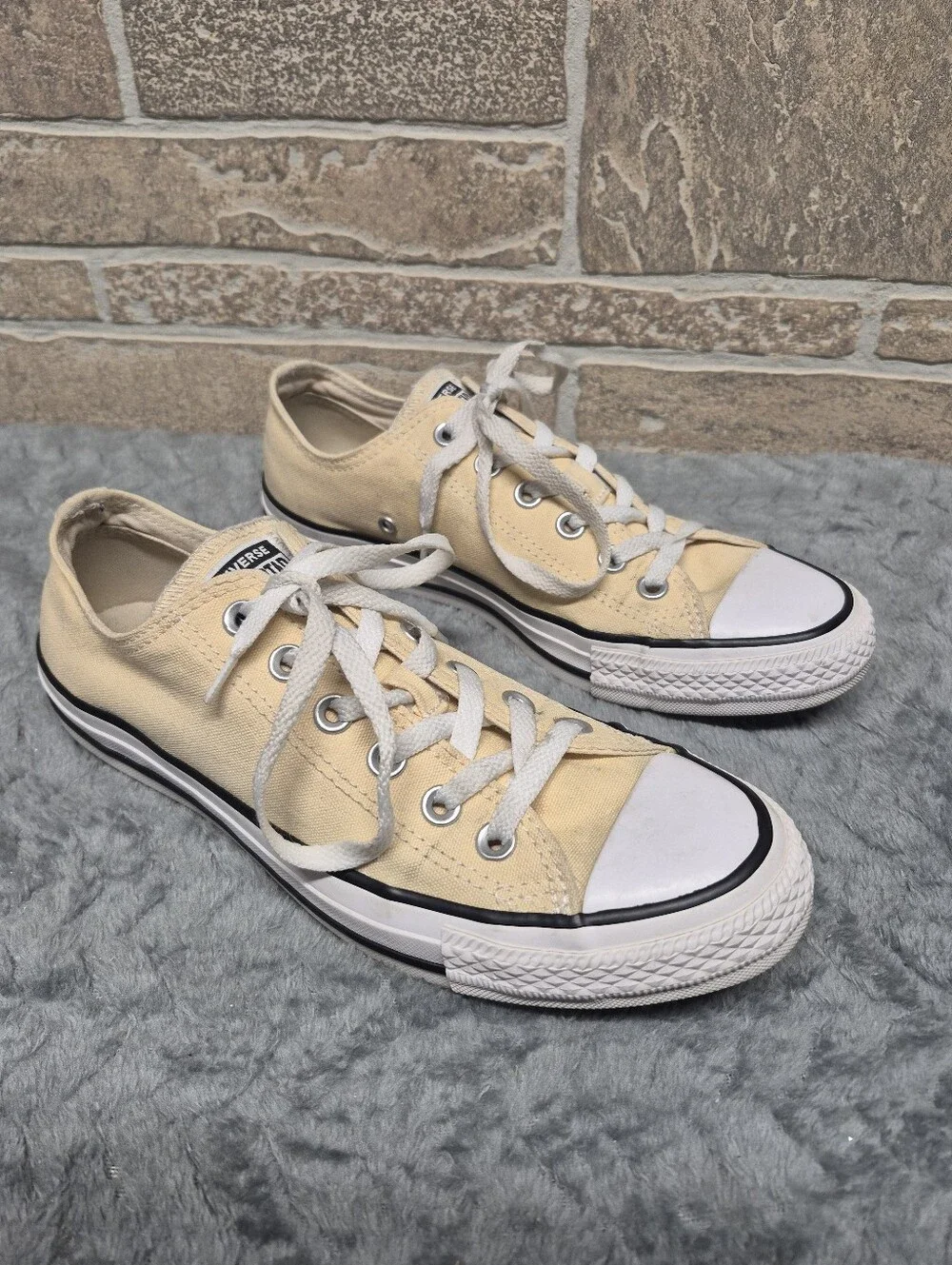 Converse Kids Low Top Canvas Sneakers in Pale Yellow Size 6.5
